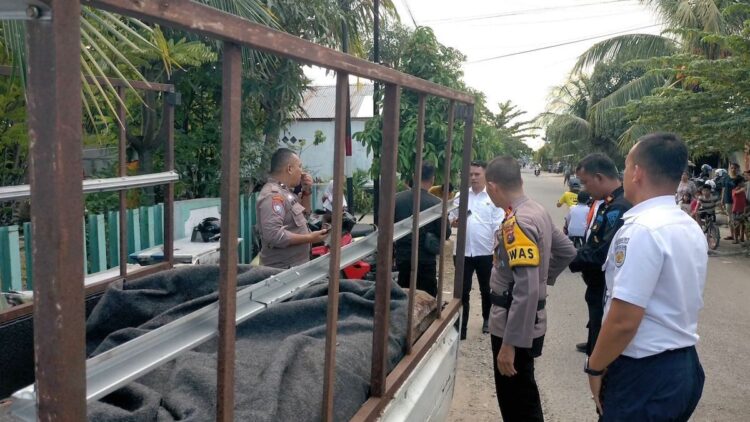 Pencurian Bantalan Besi di Eks Gudang PKLG Berhasil Digagalkan Tim Keamanan KAI Divre II Sumbar 1 Petugas KAI Sumbar gandeng polisi untuk mengamankan barang bukti rel yang dicuri. (dok. Humas)