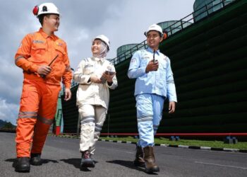 Ilustrasi petugas PLN sedang melakukan koordinasi untuk menjaga keandalan operasional Pembangkit Listrik Tenaga Panas Bumi (PLTP) Kamojang di Jawa Barat. (dok. PLN)