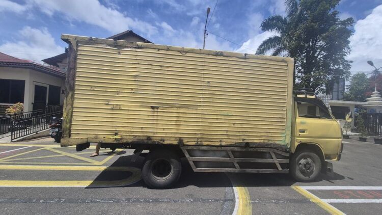 Polisi amankan satu truk kecil membawa bbm subsidi yang disalahgunakan. (dok. istimewa)