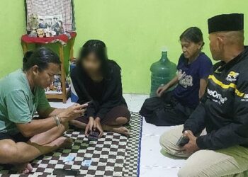 Kapolsek Koto Tangah Kompol Afrino dan Dantim Klewang Aipda David 'Wewe' Rico mendatangi rumah wanita muda yang mencoba bunuh diri dan diposting di Instagram. (dok. istimewa)