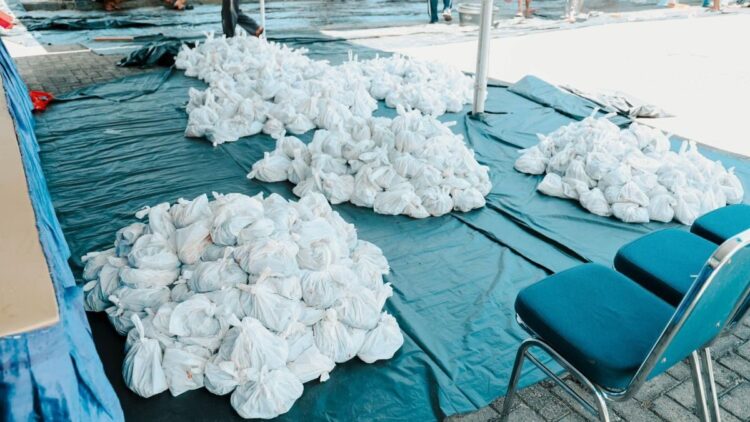 proses pengemasan daging kurban untuk dibagikan