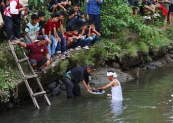 Prosesi maambiak tanah yang merupakan rangkaian acara Hoyak Tabuik Piaman. (dok. Diskominfo Pariaman)