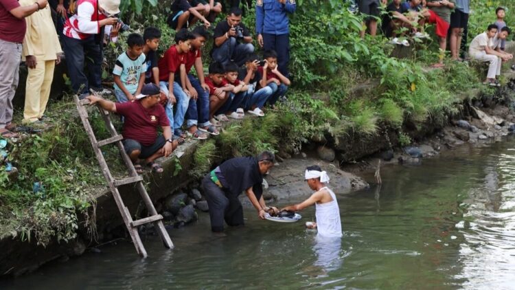 Prosesi Maambiak Tanah Awali Rangkaian Acara Pesona Budaya Hoyak Tabuik Piaman 2025 1 Prosesi maambiak tanah yang merupakan rangkaian acara Hoyak Tabuik Piaman. (dok. Diskominfo Pariaman)
