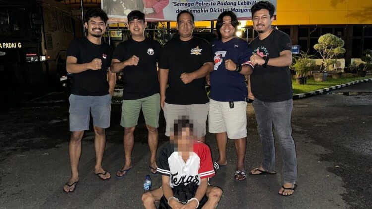 Residivis Jambret di Padang Diciduk Usai Maling Handphone, Motif Ekonomi Jadi Alibi 1 Residivis jambret ditangkap usai maling handphone oleh Tim Klewang Polresta Padang. (dok. istimewa)