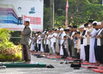 Salat ied yang digelar di halaman kantor pusat PT Semen Padang. (dok. Humas)