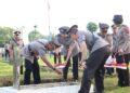 Hari Bhayangkara ke-79: Polres Nias Gelar Ziarah dan Tabur Bunga di TMP Gunungsitoli 3 Kapolres Nias AKBP Revi Nurvelani ikut mendampingi Wakapolres Nias Kompol SK. Harefa bersama personel Polri yang bertugas di Polres Nias tabur bunga di TMP saat momen Peringatan Hari Bhayangkara ke-79/2025, Senin (23/6/2025). (dok. RadarSumbar/putra)