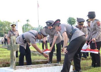 Hari Bhayangkara ke-79: Polres Nias Gelar Ziarah dan Tabur Bunga di TMP Gunungsitoli 3 Kapolres Nias AKBP Revi Nurvelani ikut mendampingi Wakapolres Nias Kompol SK. Harefa bersama personel Polri yang bertugas di Polres Nias tabur bunga di TMP saat momen Peringatan Hari Bhayangkara ke-79/2025, Senin (23/6/2025). (dok. RadarSumbar/putra)