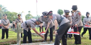 Hari Bhayangkara ke-79: Polres Nias Gelar Ziarah dan Tabur Bunga di TMP Gunungsitoli 8 Kapolres Nias AKBP Revi Nurvelani ikut mendampingi Wakapolres Nias Kompol SK. Harefa bersama personel Polri yang bertugas di Polres Nias tabur bunga di TMP saat momen Peringatan Hari Bhayangkara ke-79/2025, Senin (23/6/2025). (dok. RadarSumbar/putra)