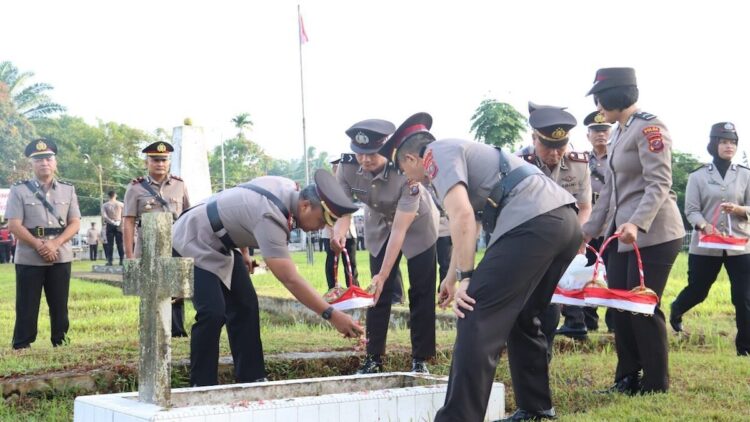 Hari Bhayangkara ke-79: Polres Nias Gelar Ziarah dan Tabur Bunga di TMP Gunungsitoli 1 Kapolres Nias AKBP Revi Nurvelani ikut mendampingi Wakapolres Nias Kompol SK. Harefa bersama personel Polri yang bertugas di Polres Nias tabur bunga di TMP saat momen Peringatan Hari Bhayangkara ke-79/2025, Senin (23/6/2025). (dok. RadarSumbar/putra)