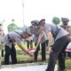 Kapolres Nias AKBP Revi Nurvelani ikut mendampingi Wakapolres Nias Kompol SK. Harefa bersama personel Polri yang bertugas di Polres Nias tabur bunga di TMP saat momen Peringatan Hari Bhayangkara ke-79/2025, Senin (23/6/2025). (dok. RadarSumbar/putra)