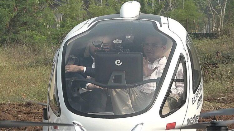 Kemenhub Rencanakan Revisi UU Penerbangan Legalkan Taksi Terbang 1 Figur publik Raffi Ahmad (kanan) menjadi penumpang pertama yang menjajal taksi terbang EHang 216-s di kawasan PIK 2, Tangerang, Banten, Rabu (25/6/2025), didampingi Rudy Salim (kiri), Executive Chairman Prestige Aviation, perusahaan yang memboyong EHang 216-s. (ANTARA/Pamela Sakina)