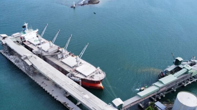 Foto udara sebuah kapal bersandar di Pelabuhan Teluk Bayur, Kota Padang, Provinsi Sumatera Barat. Antara/Fandi Yogari