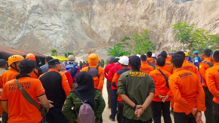 Operasi Pencarian Korban Longsor Tambang Cirebon Dihentikan 1 Tim SAR gabungan melaksanakan briefing dan evaluasi operasi pencarian korban longsor tambang galian C Gunung Kuda, Kamis (5/6/2025). (dok. BPBD Provinsi Jawa Barat)