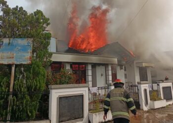 Tim Damkar Kota Padang berjibaku padamkan kebakaran kontrakan yang dijadikan studio foto di kawasan Ulak Karang. (dok. Damkar Padang)