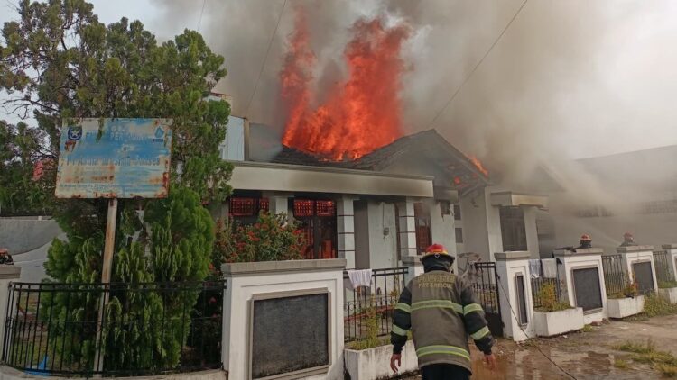 Kebakaran Hanguskan Studio Foto di Ulak Karang, Kerugian Capai Rp500 Juta 1 Tim Damkar Kota Padang berjibaku padamkan kebakaran kontrakan yang dijadikan studio foto di kawasan Ulak Karang. (dok. Damkar Padang)
