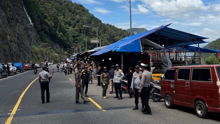 Tim gabungan tertibkan PKL dan parkir liar di Kelok Sembilan. (dok. istimewa)