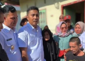 Warga Padang Pariaman yang dipasung dibebaskan Wagub Vasko. (dok. adpsb)