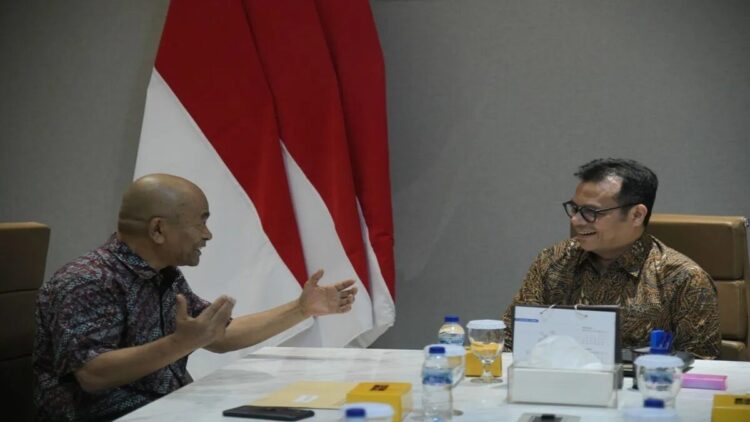 Wakil Menteri Komunikasi dan Digital Nezar Patria (kanan) saat menerima audiensi perwakilan PWI di Kantor Kementerian Komdigi, Jakarta Pusat, Selasa (15/7/2025). (ANTARA/HO-Kementerian Komunikasi dan Digital)