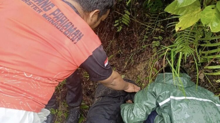 Hilang 4 Hari, Gadis di Padang Pariaman Ditemukan Selamat di Jurang Belakang Rumah 1 Anggota BPBD Kabupaten Padang Pariaman, Sumbar menemukan gadis warga Nagari Kuranji Hulu, Kecamatan Sungai Geringging yang hilang semenjak Jumat (11/7). Antara/HO-Pemerintah Nagari Kuranji Hulu