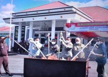 Kejari Pasaman Barat Musnahkan Barang Bukti 49 Perkara, Narkoba masih Dominasi 3 Kejari Pasaman Barat Musnahkan Barang Bukti 49 Perkara, Narkoba masih Dominasi