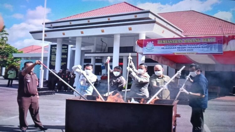 Kepala Kejaksaan Negeri Pasaman Barat M.Yusuf Putra (tiga dari kiri) didampingi Kapolres AKBP Agung Tribawanto (tiga dari kanan) dan pihak terkait saat pemusnahan barang bukti di Halaman Kejaksaan Negeri setempat, Kamis (10/7/2025). ANTARA/Altas Maulana.