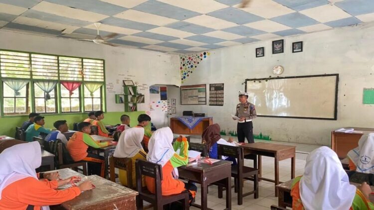 Personel Satuan Lalu Lintas Polres Pasaman Barat saat memberikan sosialisasi tentang tertib berlalu lintas di SMA Negeri 1 Luhak Nan Duo, Sabtu (19/7/2025). ANTARA/HO-Humas Polres Pasaman Barat.