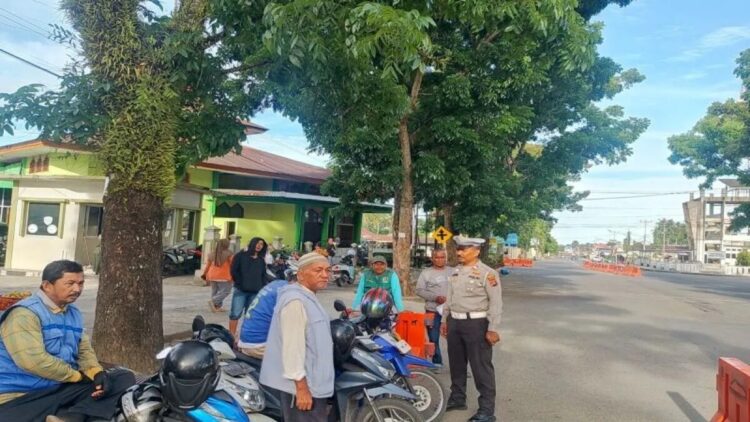 Petugas Satuan Lalu Lintas Polres Pasaman Barat saat melakukan sosialisasi dan edukasi tertib lalu lintas kepada tukang ojek dalam rangkaian Operasi Patuh Singgalang 2025, di Kecamatan Pasaman, Simpang Empat, Pasaman Baru, Selasa (22/7/2025). ANTARA/HO-Humas Polres Pasaman Barat