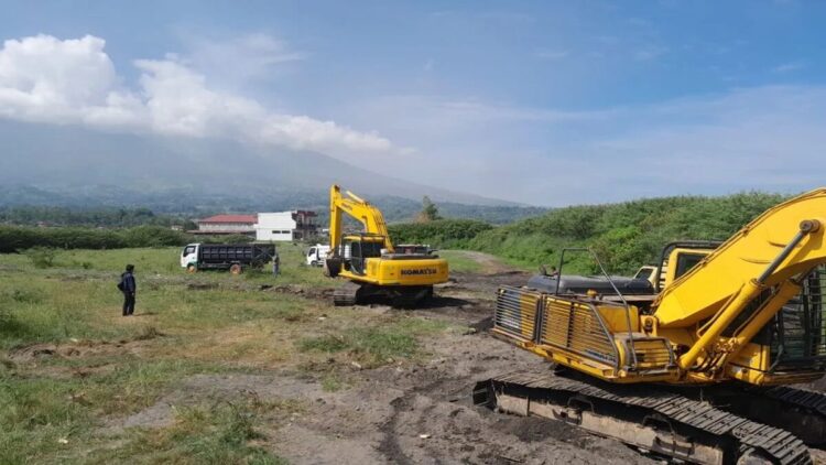 BWS Sumbar Mulai Keruk Bendungan Cangkiang Pascabencana Lahar Dingin Marapi 1 Alat berat melakukan pengerukan bendungan yang rusak saat musibah banjir lahar dingin Gunung Marapi. ANTARA/Al Fatah