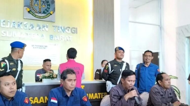 Kejati Sumbar Segera Limpahkan Berkas Kasus Korupsi Dana Operasional Perumda PSM 1 Kejati Sumbar merilis penetapan tersangka dalam kasus dugaan korupsi penyalahgunaan dana operasional Perusahaan Umum Daerah (Perumda) Padang Sejahtera Mandiri (PSM). ANTARA/HO-KejatiSumbar.