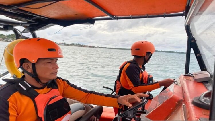 Tim Basarnas Mentawai saat melakukan pencarian terhadap 10 orang yang masih belum ditemukan. ANTARA/HO- Basarnas Mentawai.