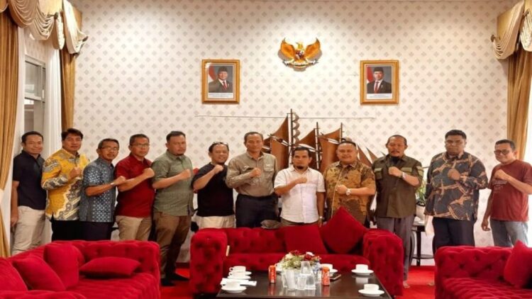 Pemkab Solok Buka Saluran Laporan Cepat Tangani Titik Api 1 Foto bersama Wabup Solok Candra dengan unsur pimpinan terkait soal pembahasan penanganan karhutla di Kabupaten Solok, Sumatera Barat. ANTARA/HO-Diskominfo Solok.