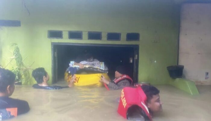 Jakarta Banjir, Hampir Seribu Warga Mengungsi ke 17 Lokasi Aman