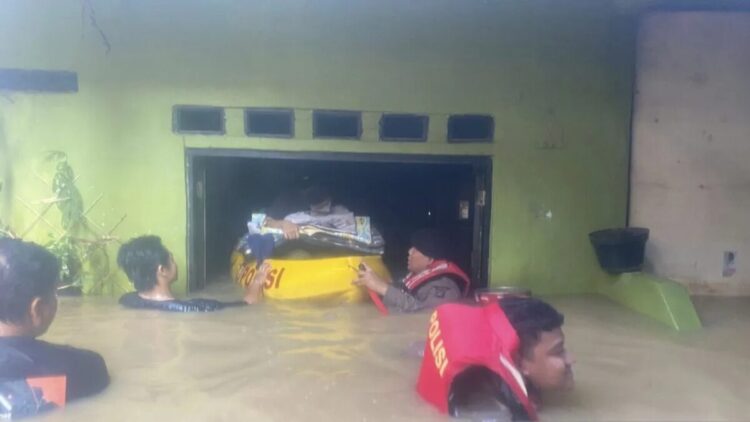 Sejumlah personel Ditsamapta Polda Metro Jaya melakukan evakuasi terhadap warga yang mengalami banjir di wilayah Kebon Pala, Kelurahan Kampung Melayu, Kecamatan Jatinegara, Jakarta Timur, Minggu pagi (6/7/2025) ANTARA/HO-Humas Polda Metro Jaya