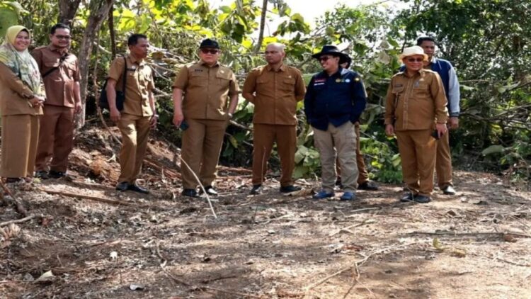 Peninjauan lokasi yang akan dijadikan lokasi Sekolah Rakyat di Kabupaten oleh Bupati Tanah Datar Eka Putra bersama PJ Sekretaris Daerah Elizar dan OPD terkait (Antara/HO)
