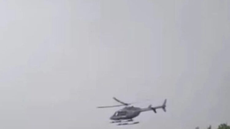 Pendaki Swiss Dievakuasi dengan Helikopter dari Rinjani, Dilarikan ke RS di Bali 1 Potongan gambar dari video BTNGR saat helikopter penyelamat mengevakuasi pendaki asal Swiss, Benedikt Emmenegger yang mengalami kecelakaan di Gunung Rinjani Pulau Lombok, Nusa Tenggara Barat (NTN) pada Rabu (16/7/2025). ANTARA/Nur Imansyah.