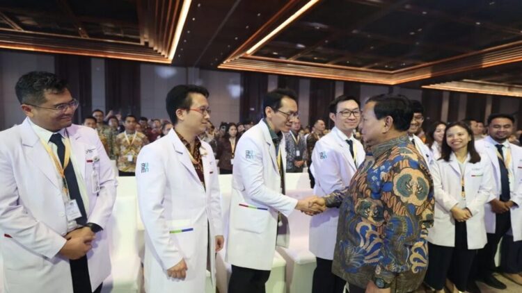Presiden RI Prabowo Subianto menyalami dokter-dokter diaspora Indonesia dan dokter asing dari Bali International Hospital saat acara peresmian Kawasan Ekonomi Khusus (KEK) Kesehatan Sanur dan Bali International Hospital (BIH) di Kota Denpasar, Bali, Rabu (25/6/2025). ANTARA/HO-Tim Media Presiden Prabowo Subianto.