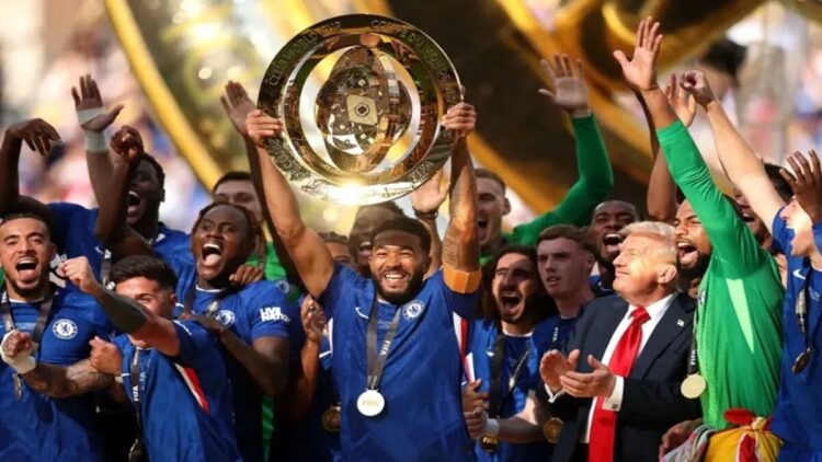 Permalukan PSG di Final, Chelsea Juara Piala Dunia Antarklub 1 Pemain Chelsea merayakan keberhasilan mereka menjadi juara Piala Dunia Antarklub FIFA 2025 seusai mengalahkan Paris Saint-Germain (PSG) dengan skor 3-0 pada partai final di Stadion MetLife, New Jersey, Minggu (13/7/2025). (FIFA.com)