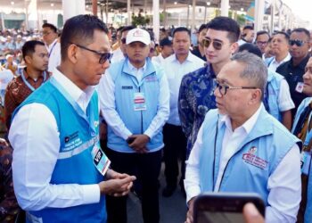 Direktur Utama PLN, Darmawan Prasodjo (kiri) berbincang dengan Menteri Koordinator Bidang Pangan Indonesia sekaligus Ketua Satuan Tugas Koperasi Merah Putih, Zulkifli Hasan (kanan) pada acara peluncuran 80.081 Koperasi Desa/Kelurahan Merah Putih di Klaten, Jawa Tengah. (dok. PLN)