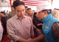 PLN Sukses Jaga Keandalan Listrik Tanpa Kedip Dukung Kunjungan Wapres RI di Padang 5 GM PLN UID Sumbar Ajrun Karim bertemu dengan Wapres Gibran saat kunjungan ke Padang. (dok. Humas PLN)