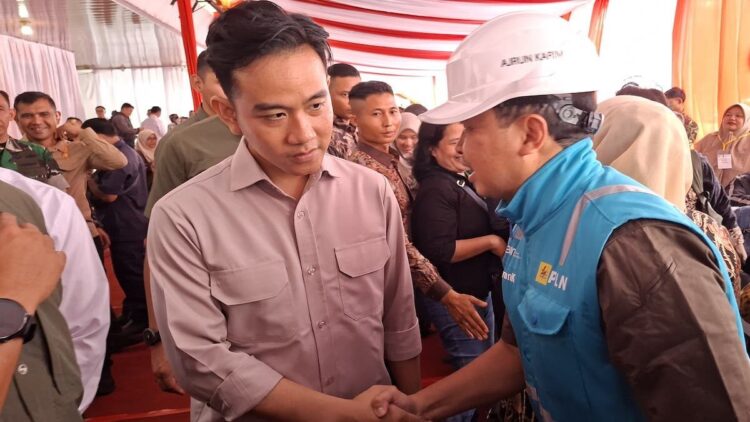 GM PLN UID Sumbar Ajrun Karim bertemu dengan Wapres Gibran saat kunjungan ke Padang. (dok. Humas PLN)