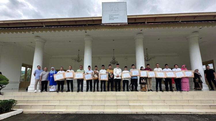 Gubernur Mahyeldi beri penghargaan untuk 14 OPD di Pemprov Sumbar. (dok. adpsb)
