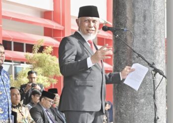 Gubernur Sumbar Mahyeldi saat memberi sambutan di upacara Hari Koperasi. (dok. adpsb)