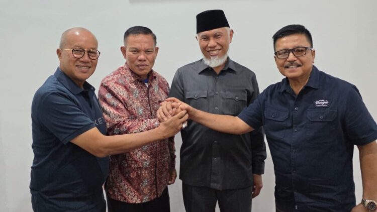 Gubernur Mahyeldi bersama eks Ketua KONI dan jajaran penggiat olahraga Sumbar. (dok. istimewa)