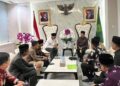 Gubernur Mahyeldi Temui Menag, Usulkan Sumbar Tuan Rumah Rakernas Asrama Haji 3 Gubernur Mahyeldi bertemu Menag Nazaruddin Umar. (dok. adpsb)
