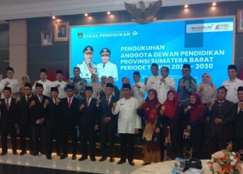 Gubernur Mahyeldi kukuhkan anggota Dewan Pendidikan Provinsi Sumbar. (dok. adpsb)