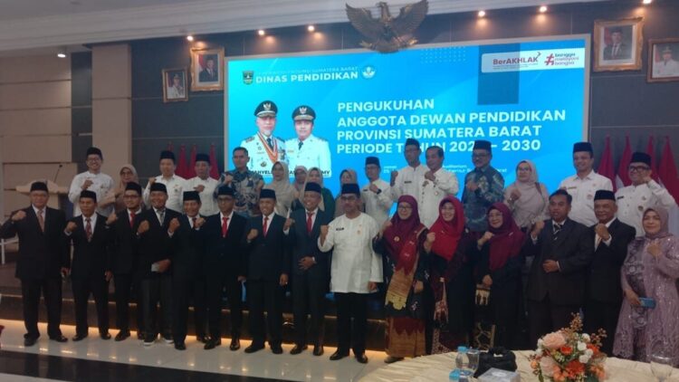 Gubernur Mahyeldi Lantik Dewan Pendidikan Sumbar Periode 2025–2030 1 Gubernur Mahyeldi kukuhkan anggota Dewan Pendidikan Provinsi Sumbar. (dok. adpsb)