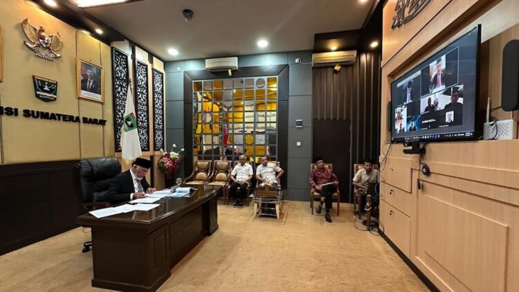 Keren! Gubernur Sumbar Mahyeldi Lulus Sidang Tesis S2 di Malaysia 1 Gubernur Mahyeldi lakukan tesis daring. (dok. adpsb)