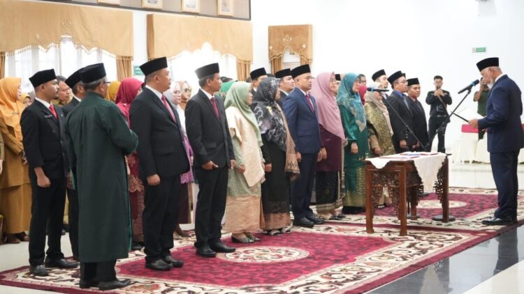 Lantik 25 Pejabat Manajerial, Gubernur Mahyeldi Tegaskan Komitmen Pelayanan Publik 1 Gubernur Mahyeldi lantik 25 pejabat manajerial di Pemprov Sumbar. (dok. adpsb)