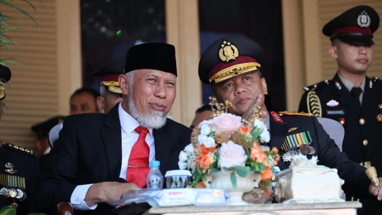 Gubernur Mahyeldi Apresiasi Kinerja Polri dalam Mendukung Laju Pembangunan di Sumbar 1 Gubernur Sumbar Mahyeldi dan Kapolda Irjen Pol Gatot Tri Suryanta saat peringatan Hari Bhayangkara ke-79 di Mapolda Sumbar. (dok. adpsb)