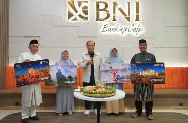 RCEO BNI W02, Khairul Salam bersama Andi Rachman, Yunita Andriani, Khairul Salam, Yuana Nurulita dan Ronny Rakhmat dalam peresmian Banking Cafe dan launching TapCash. (dok. istimewa)